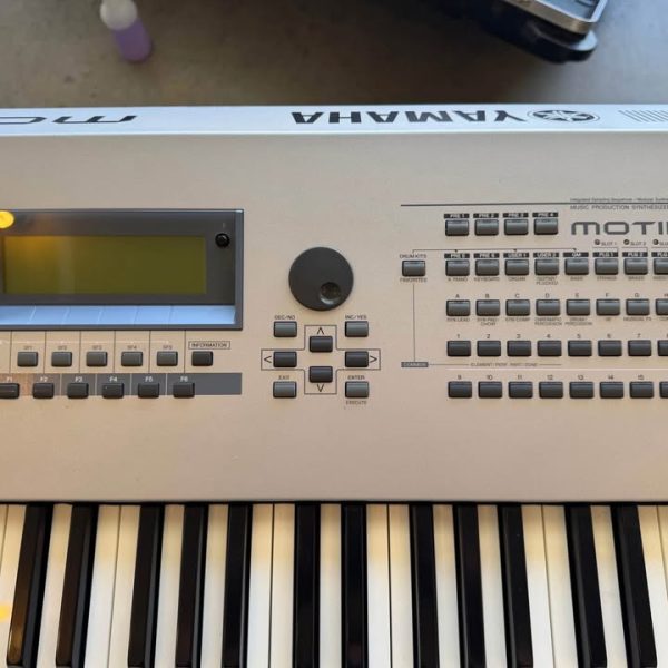 Yamaha Motif ES8 workstation w/ hard case