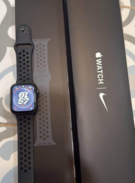 Apple Watch SE Nike Edition 44mm space gray