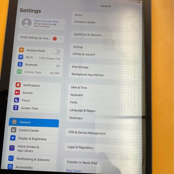 iPad 6, 32 GB with cellular and WiFi