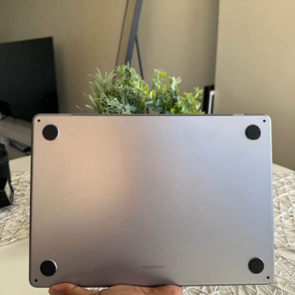 MacBook Air M2 – 256GB SSD – 8GB RAM – New Excellent Condition.