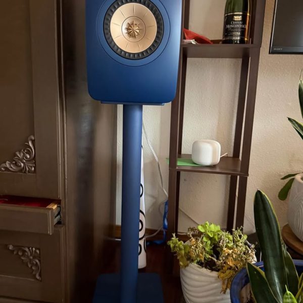Kef LS50 Meta with s2 Floor Stand in blue