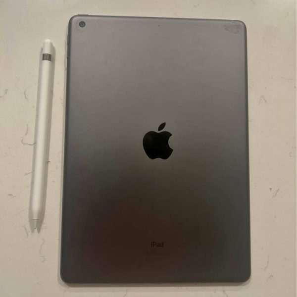iPad 9th Gen 64 GB (Selling for parts)
