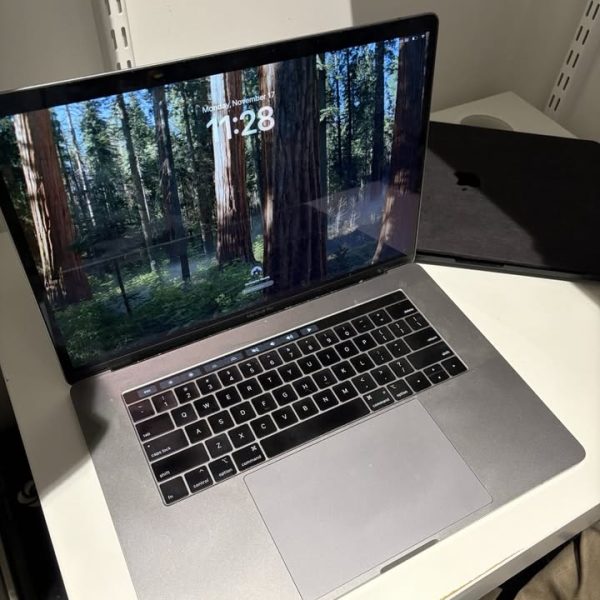 Macbook Pro (2019) 15" – I9 2.3ghz • 560x – 16gb Ram 512gb Ssd – Space Gray