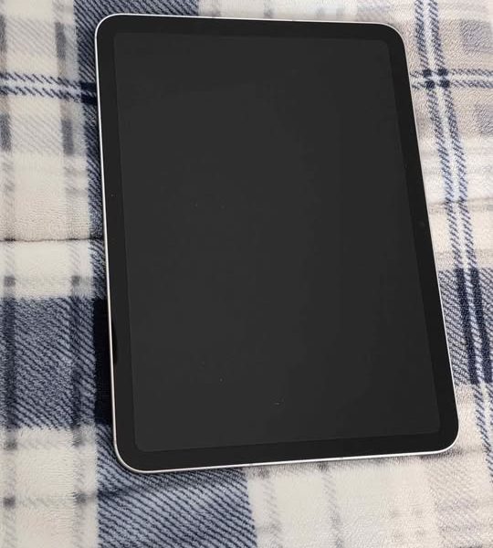 iPad (10th Generation) – 64GB – Wi-Fi + Cellular – Excellent Condition