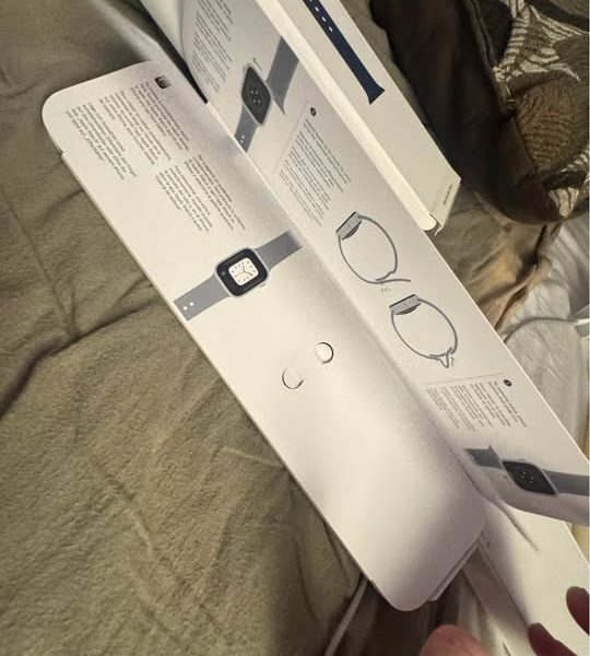 Apple Watch Series 7 (GPS + Cellular)