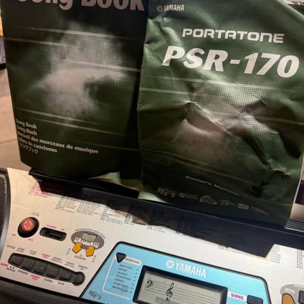 Yamaha PSR-170 Electronic Keyboard Piano Synthesizer with stand