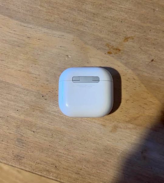 Apple Mac book air 2017 and AirPods 4s