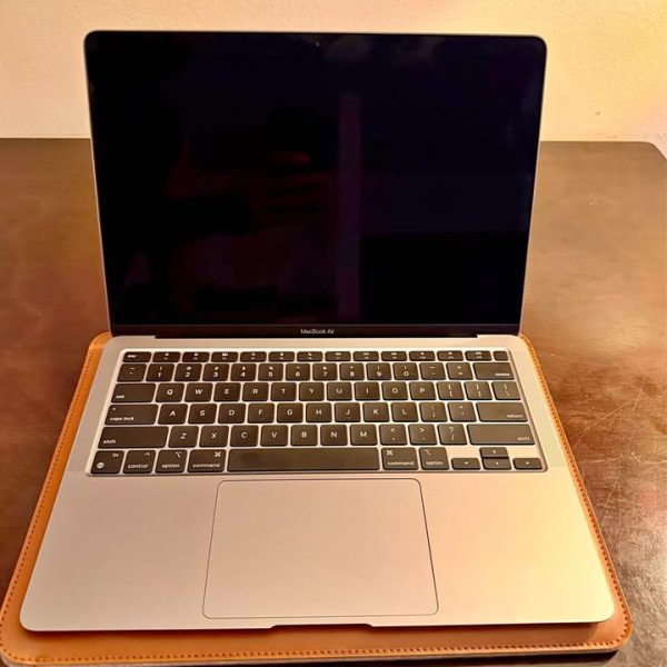 MacBook Air M1 (2020) – Like New Condition