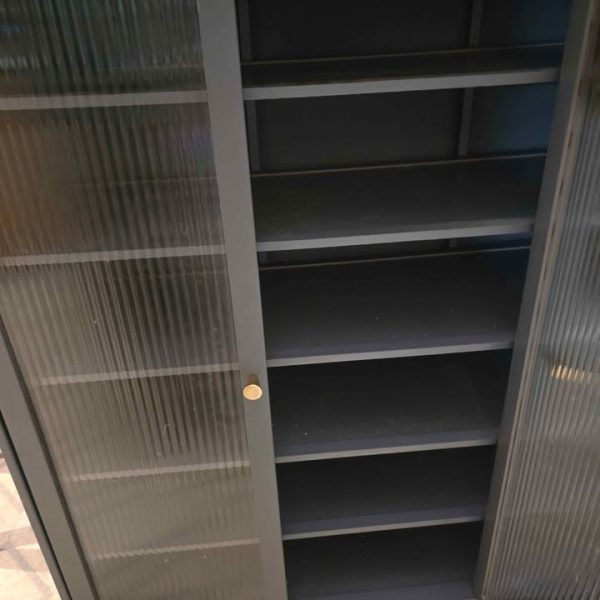 Shoe rack with doors